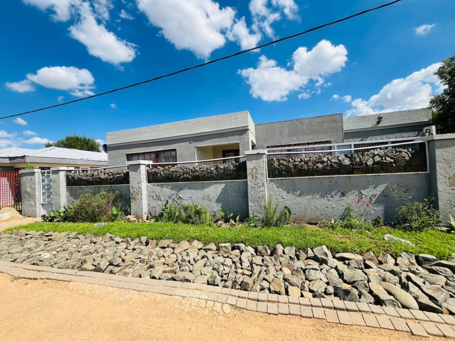 4 Bedroom Property for Sale in Bloemside 3 Free State
